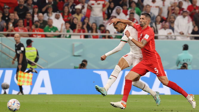 En-Nesyri marca con la derecha el segundo gol marroquí.