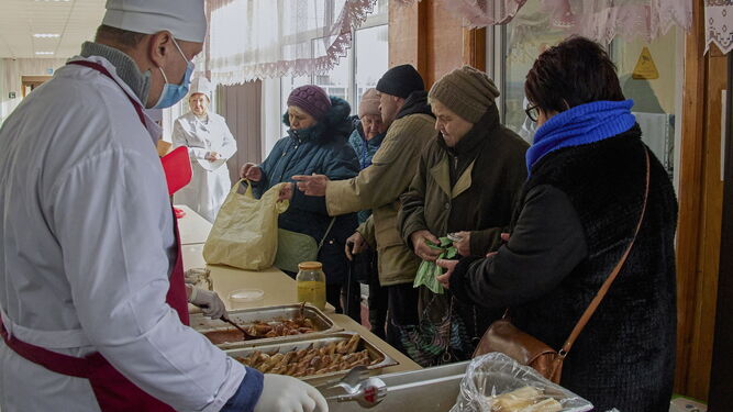 Residentes reciben comida caliente en Jarkov.