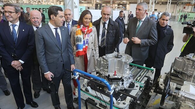 Un momento de la visita de las autoridades a la fábrica sevillana de Renault.