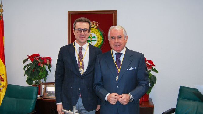 Pedro Navarro, a la derecha, junto a Jorge Fernández Parra, nuevo presidente del Consejo Andaluz de Médicos.