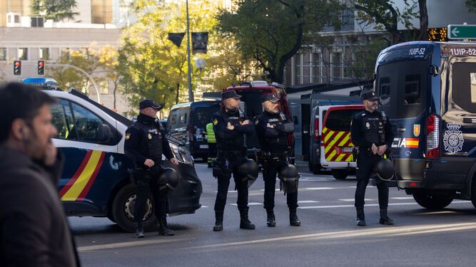 Agentes de la Policía Nacional en las inmediaciones de la embajada de Estados Unidos en Madrid donde se detectó uno de los sobres con explosivos.