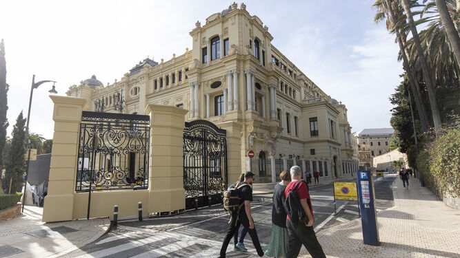 Una de las puertas construidas en el Ayuntamiento para convertirse en un hotel de Mónaco en una serie.