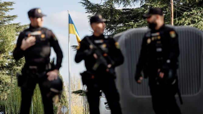 Imagen de archivo de varios agentes de la Policía Nacional en la embajada de Ucrania en Madrid.