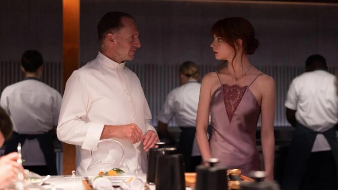 Ralph Fiennes y Anya Taylor-Joy, un chef y su cliente en ‘El menú’.