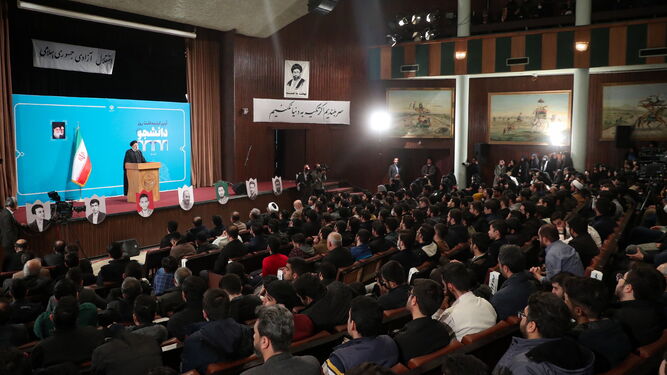 El presidente iraní,  Ebrahim Raisi, visita la Universidad de Teherán.
