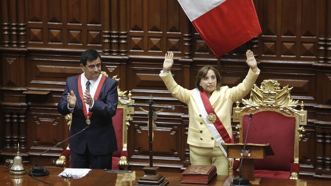 El Congreso de Perú proclama a Dina Boluarte como la primera presidenta de la República.
