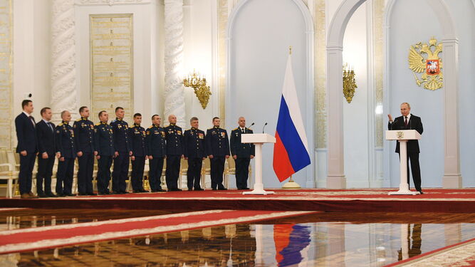 El presidente ruso, Vladimir Putin, durante la entrega de medallas a los 'Héroes de Rusia' en el Kremlin.