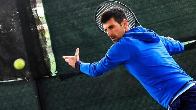 El tenista Novak Djokovic entrenando en Torremolinos.