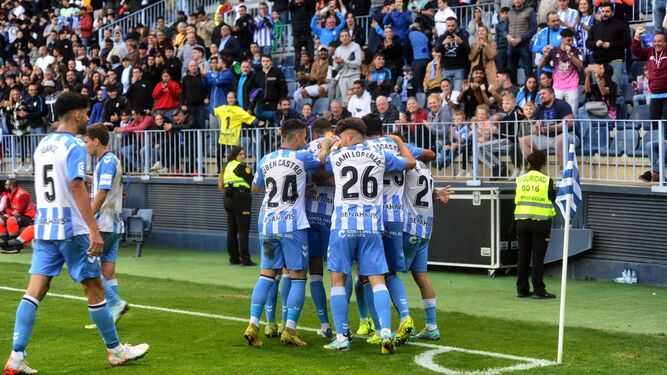 Los jugadores del Málaga CF celebran un gol.