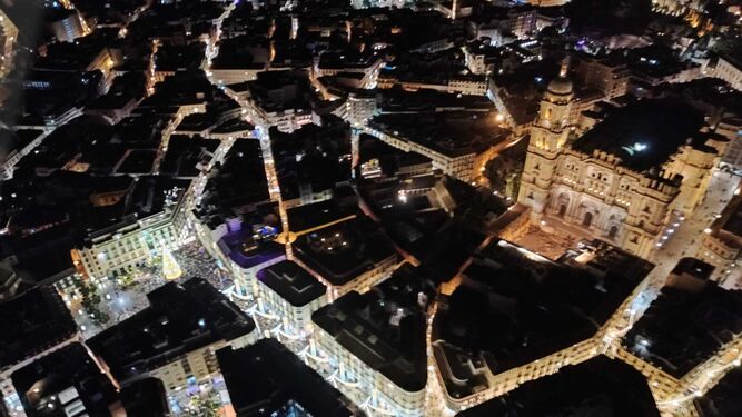 Vista aérea del Centro de Málaga durante el encendido  de las luces de Navidad.