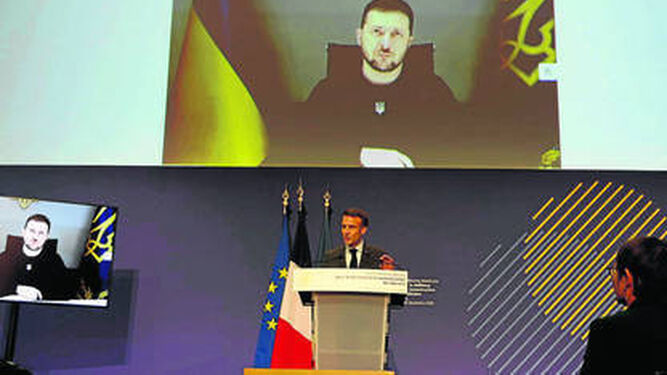 Emmanuel Macron y Volodimir Zelenski participan en una conferencia sobre la reconstrucción de Ucrania.