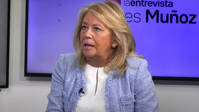La alcaldesa, Ángeles Muñoz, en un momento de la entrevista en el canal público local.