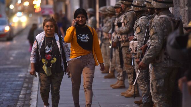 Militares controlan las calles de Arequipa.