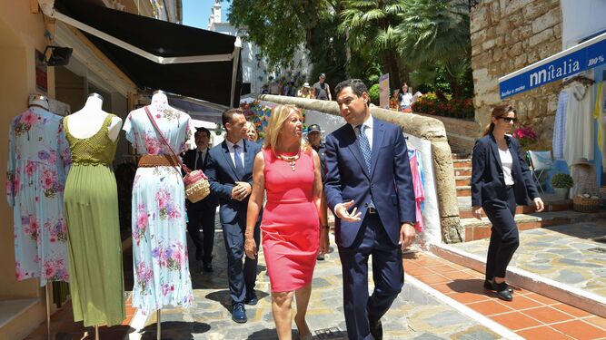 Ángeles Muñoz y Juanma Moreno en una visita por el centro histórico de Marbella, en una imagen de archivo.