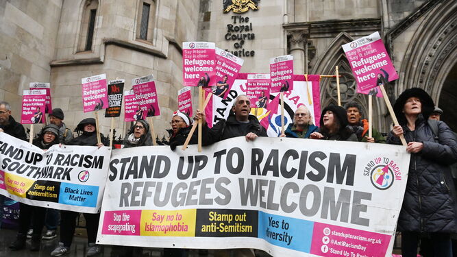 Protesta contra las deportaciones ante el Tribunal de Londres.