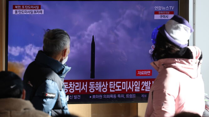 Varios surcoreanos observan la noticia del lanzamiento.