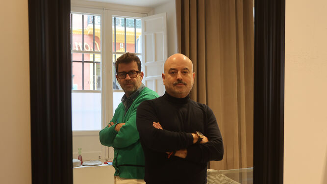 Los diseñadores Antonio y Fernando García en su atelier de Sevilla.