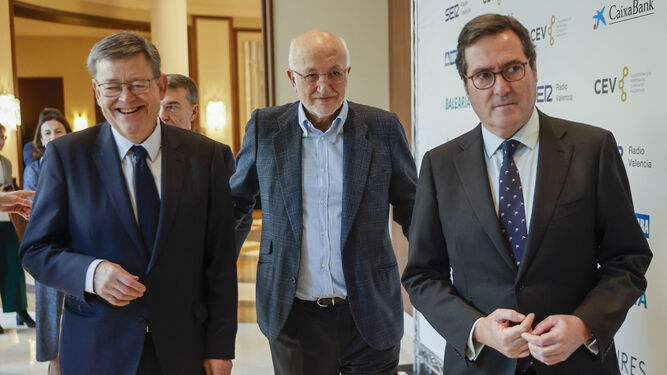 El presidente valenciano, Ximo Puig, el de Mercadona, Juan Roig, y el de la CEOE, Antonio Garamendi