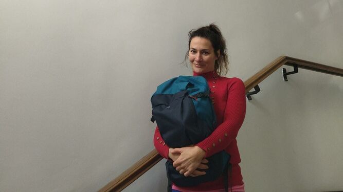 Cristina Onaindia con la mochila sale de objetos perdidos de la EMT.
