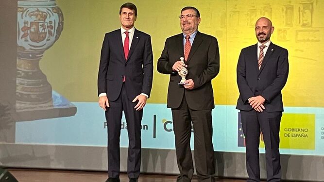 Ruiz Sinoga (centro), tras recibir el premio, junto al delegado del Gobierno (izq.) y el subdelegado en Málaga.