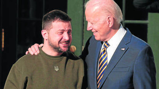 El presidente de EEUU, Joe Biden, saluda afectuosamente a su homólogo ucraniano, Volodimir Zelenski, ayer.
