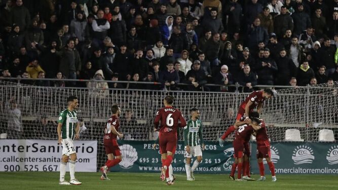 Los jugadores del Sevilla celebrando uno de los goles.