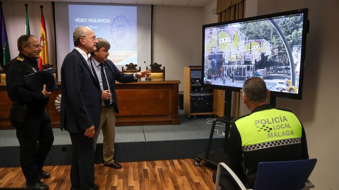 El alcalde durante la presentación de las cámaras de vigilancia de la Policía Local.