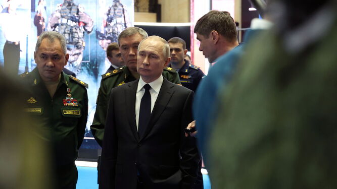 El presidente ruso, Vladimir Putin, acompañado del ministro de Defensa, Sergei Shoigu, en Moscú.