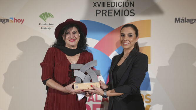 Aurora Luque recibe el premio de manos de Cristina Rico, de la Fundación Unicaja.