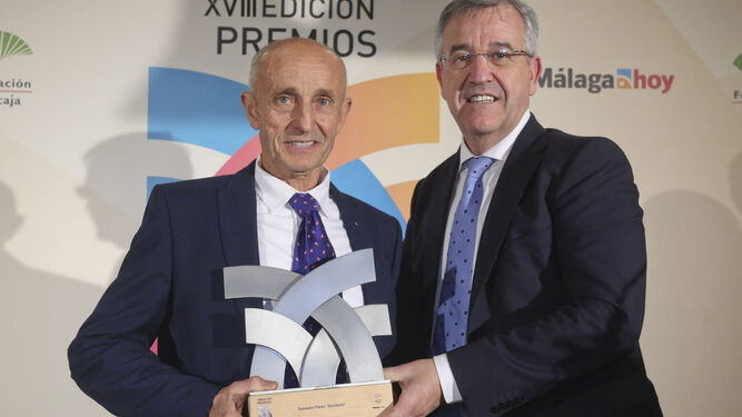 El alcalde de Estepona, José María García Urbano, entrega el premio a Salvador Pérez ‘Senderito’.
