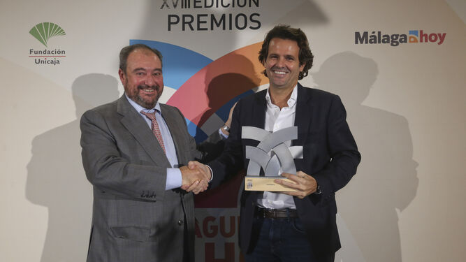 Juan Urdiales recibe el galardón de manos de Tomás Valiente, Director General del Grupo Joly.