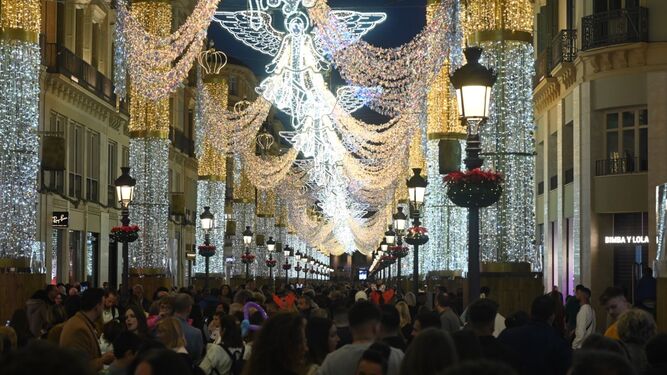 Lleno, el día de Navidad, para ver el espectáculo de luz y música en la calle Larios.