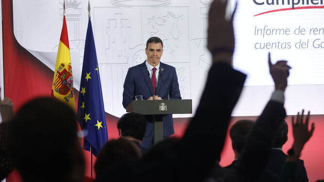 El presidente del Gobierno, Pedro Sánchez comparece antes los medios tras el Consejo de Ministros celebrado en el Palacio de La Moncloa en Madrid este martes.