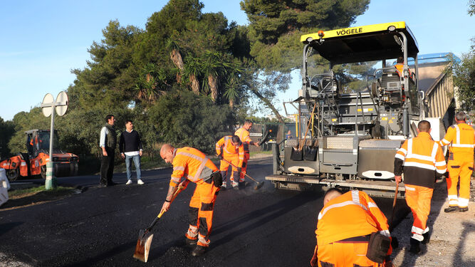 Varios operarios trabajando en el asfalto del distrito de Las Chapas, en Marbella.