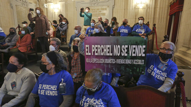 Vecinos de El Perchel en el pleno del Ayuntamiento de Málaga el pasado febrero.
