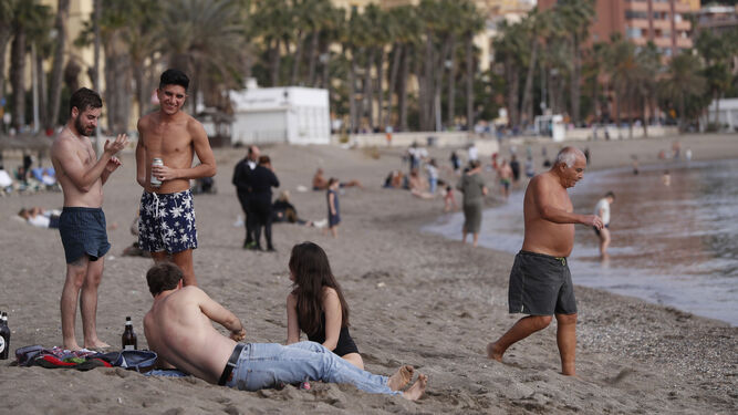 Bañistas en la playa de la Malagueta este 1 de enero.