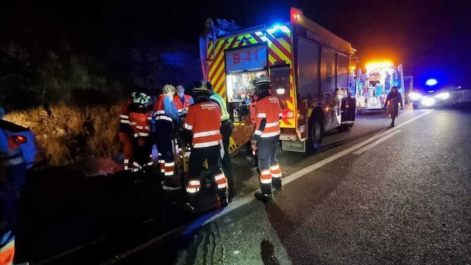 Bomberos en el último accidente mortal en Casarabonela, el pasado 25 de diciembre.