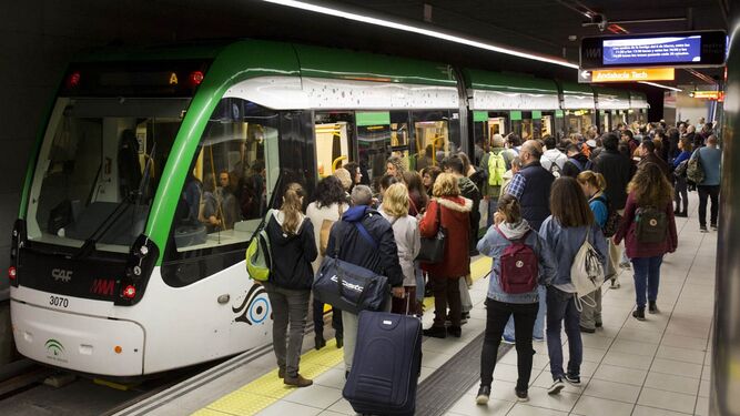 Pasajeros subiendo al Metro de Málaga.