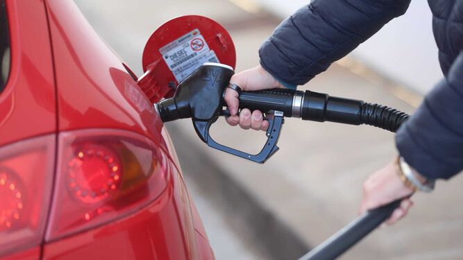 Un cliente reposta carburante el pasado 30 de diciembre en una gasolinera de Málaga.