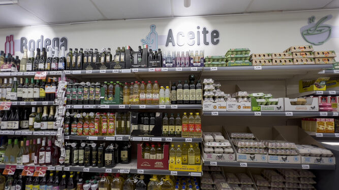 Sección de aceites de oliva en un supermercado