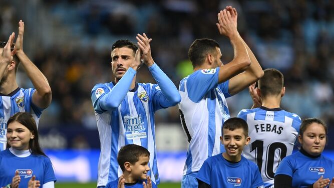 Jugadores del Málaga saludando a los aficionados antes de un partido.