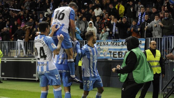 Los jugadores del Málaga celebrando un gol.