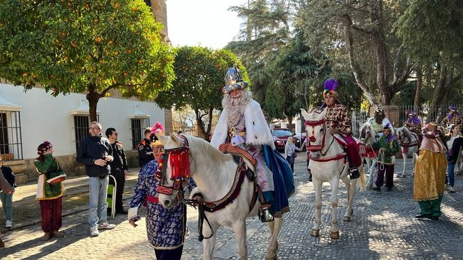 Los Reyes Magos llegando a caballo a las puertas del Ayuntamiento de Ronda.
