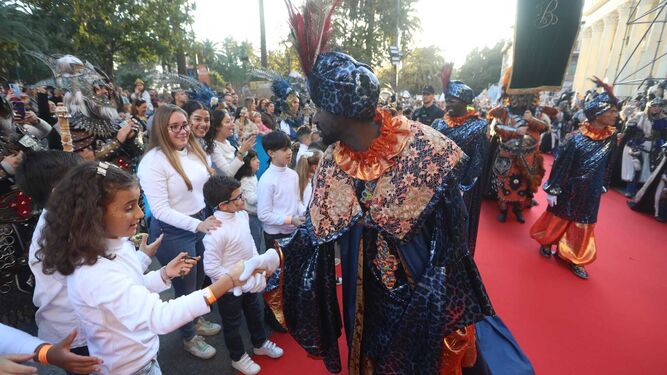 El rey Baltasar saluda a los niños.
