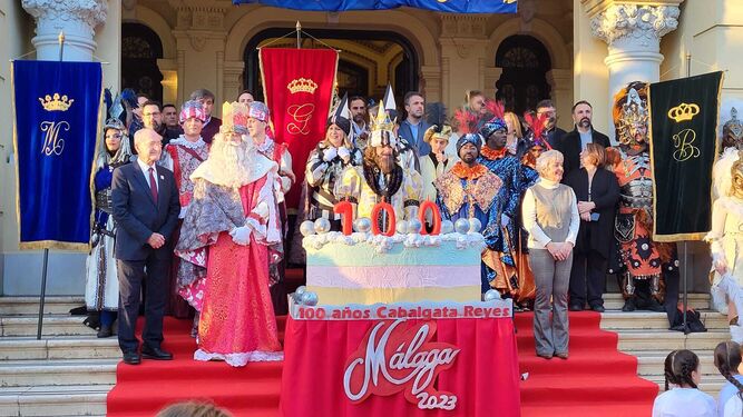 Los Reyes Magos, en la escalinata del Ayuntamiento, con la gran tarta del Centenario de la Cabalgata de Málaga.