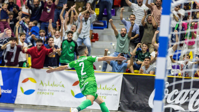 Burrito celebrando un gol en el Fernando Argüelles.
