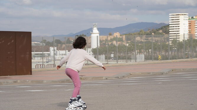 Una niña estrena sus patines nuevos en el Puerto de Málaga.