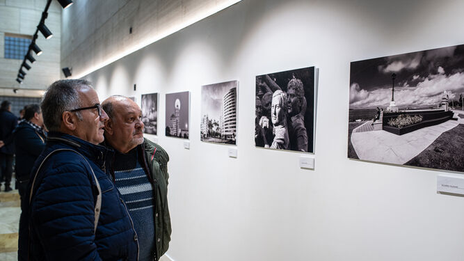 Aficionados observan las imágenes de la exposición.