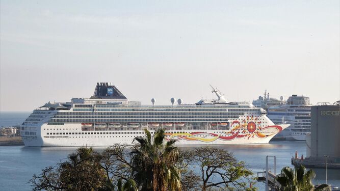 Los buques de crucero ‘Norwegian Sun’ y ‘AidaStella’, los primeros llegados al puerto de Málaga en 2023.