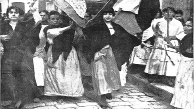 Una de las imágenes de la rebelión de las faeneras de Málaga en 1918.